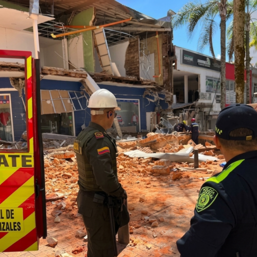 En Colombia continúan las tareas de rescate de víctimas del sismo