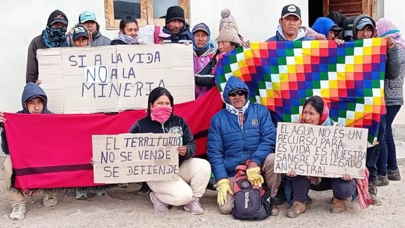 La imagen muestra a integrantes de la comunidad indígena diaguita de Peñas Negras en Catamarca, Argentina, protestando contra la exploración minera en su territorio ancestral.