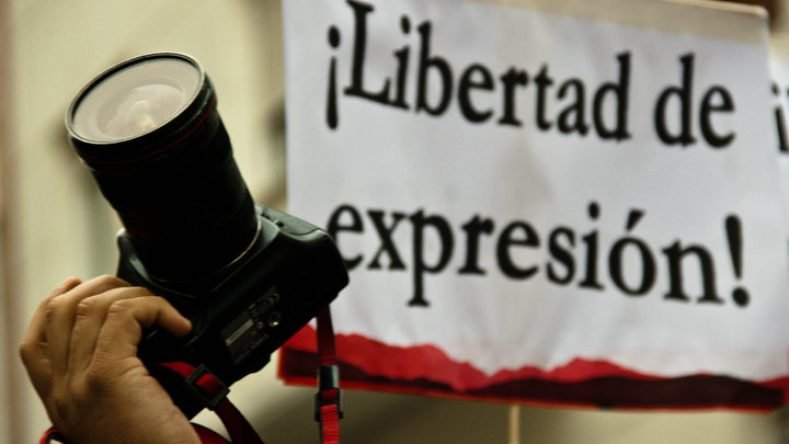 Con libertad de expresión
