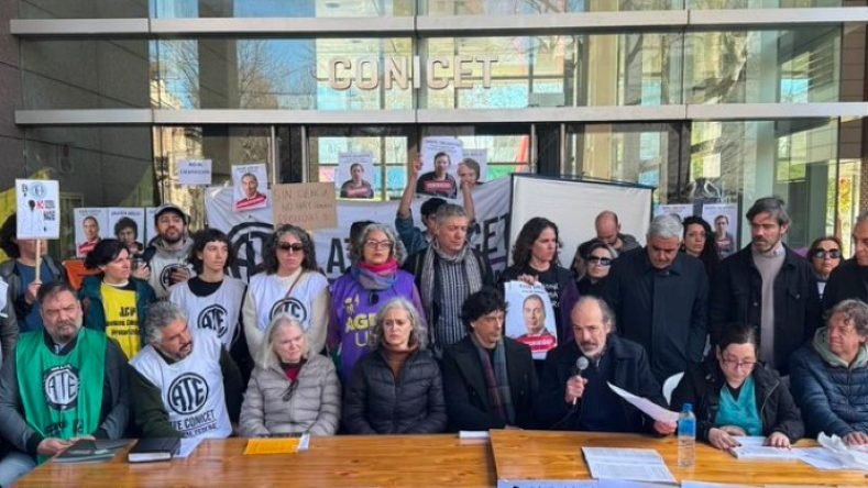 Esta imagen muestra una conferencia de prensa de trabajadores e investigadores del CONICET en Buenos Aires, Argentina, celebrada el 29 de julio de 2026.