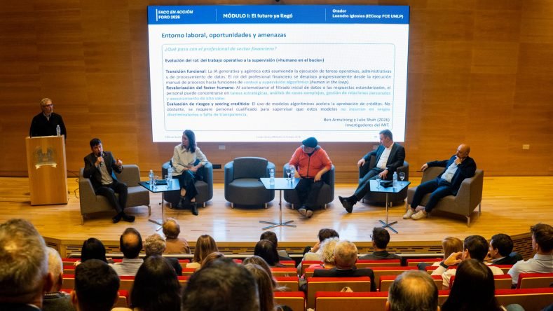 Panel de debate del foro FACC en Acción 2026 sobre inteligencia artificial, transformación digital y los desafíos tecnológicos para cooperativas y mutuales, con especialistas y referentes del sector financiero.