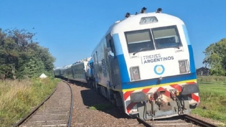 Se observa una locomotora de Trenes Argentinos con el escudo nacional argentino en el frente.
