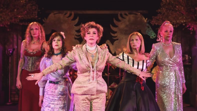 Carolina Papaleo dialogó con 4Palabras sobre su llegada al Salón Dorado del Teatro Cervantes de la mano de José María Muscari y un elenco de grandes figuras. El desafío de actuar un texto co-creado con inteligencia artificial. El valor de trabajar en equipo tras un año de unipersonales.