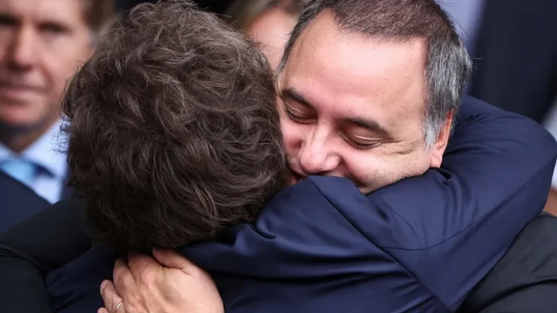La imagen muestra al presidente argentino Javier Milei abrazando a su vocero y actual jefe de Gabinete, Manuel Adorni.