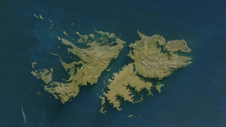 Esta imagen satelital muestra las Islas Malvinas (Falkland Islands) en el Atlántico Sur.