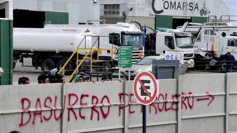 La imagen muestra las instalaciones de la empresa Comarsa (Compañía Neuquina de Servicios Ambientales) en el Parque Industrial de Neuquén, epicentro de una histórica causa judicial por contaminación ambiental vinculada a residuos de Vaca Muerta.