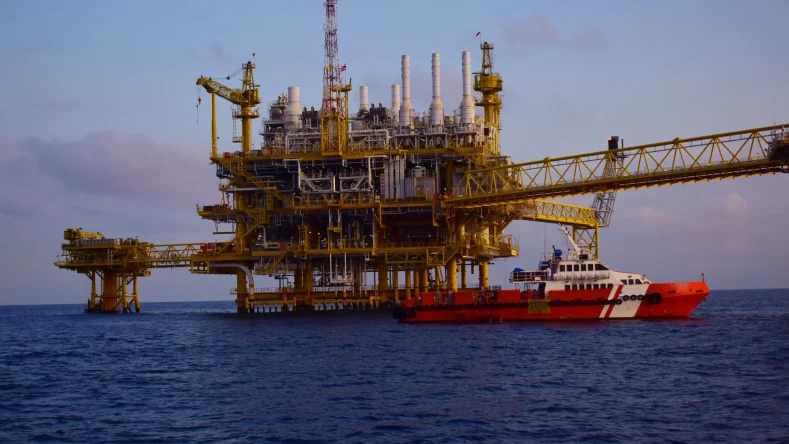 Se trata de una plataforma petrolera y de gas offshore utilizada para la exploración y producción de hidrocarburos en alta mar.