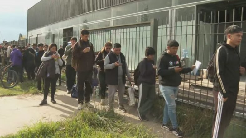 Imagen ilustrativa de personas buscando empleo