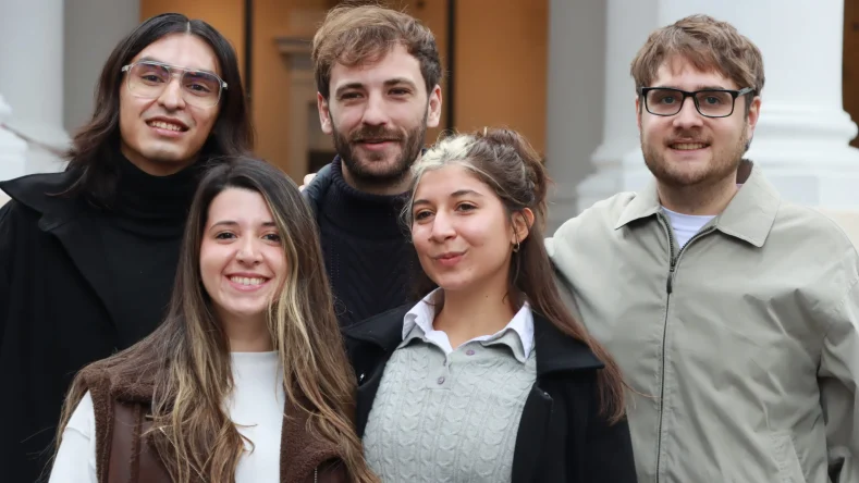 La imagen muestra a estudiantes de geología de la Universidad Nacional de Tucumán (UNT), quienes clasificaron a una final internacional en Houston.