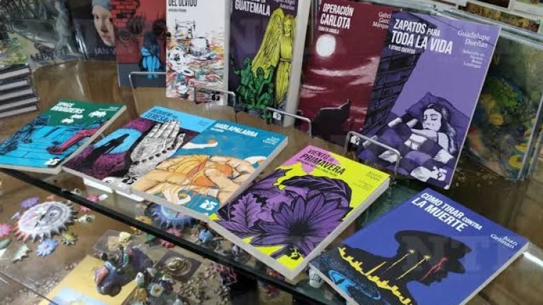 La imagen muestra una selección de libros de la colección "25 para el 25", una iniciativa del Fondo de Cultura Económica en Argentina.