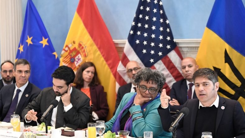 La imagen muestra al gobernador de la Provincia de Buenos Aires, Axel Kicillof, junto al presidente del Gobierno de España, Pedro Sánchez, y otros referentes internacionales durante un encuentro político en Nueva York el 23 de septiembre de 2026, según informó Página|12.