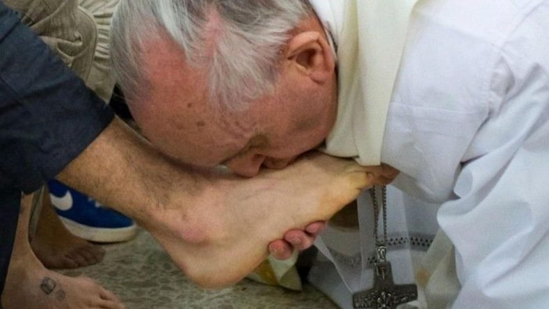 Imagen ilustrativa de Papa Francisco besando un pie