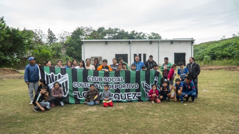 Esta imagen muestra al Club Social, Cultural y Deportivo Los Vázquez en San Miguel de Tucumán, Argentina, un espacio creado por la comunidad para la contención social y prevención de adicciones.