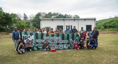 En el país de los campeones del mundo, el poder es humano: fútbol y resistencia en el club Los Vázquez