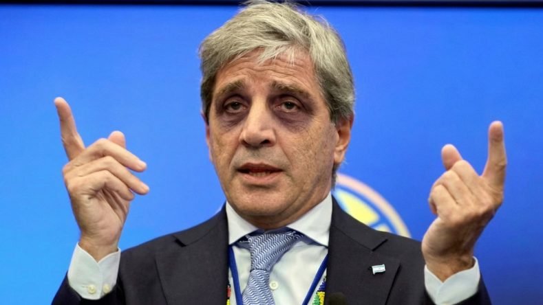 El economista Luis Caputo desempeña el cargo de Ministro de Economía de la Nación Argentina desde el 10 de diciembre de 2023, integrando el gabinete del presidente Javier Milei.