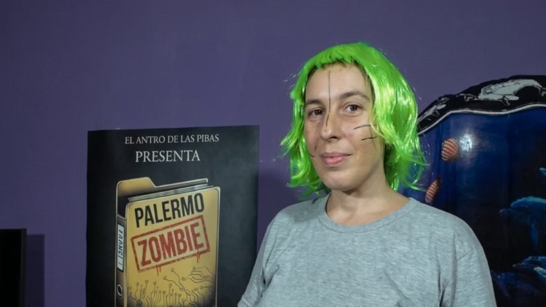 La lectura de registros akáshicos, las cartas astrales, el tarot, las limpiezas energéticas suman adeptos por minuto. Así crecen, también, los templos evangélicos. Algunas estrellas continentales bajan contenido moral contemporáneo. Desde la cuenta de Instagram El antro de las pibas, Lorena pone en discusión lo que llama “espiritualidad falopa”, con “una tendencia hacia la derecha” o “un tipo de colonización inconsciente”.