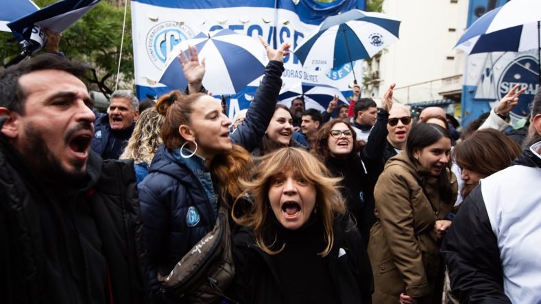 Esta imagen muestra una manifestación sindical en Argentina, donde agrupaciones gremiales y sociales protestan en la calle contra las políticas del gobierno nacional.