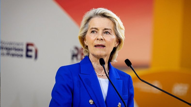 La imagen muestra a Ursula von der Leyen, quien se desempeña como la presidenta de la Comisión Europea. 