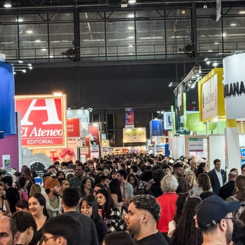 Con más de 1.340.000 visitantes, la 50° edición del evento se consolidó como un fenómeno de consumo cultural que logró revertir la tendencia recesiva del mercado. El balance comercial arrojó un crecimiento en las ventas, impulsado por el protagonismo de la ficción escrita por mujeres, la literatura juvenil, los ensayos históricos y la memoria y los derechos humanos.
