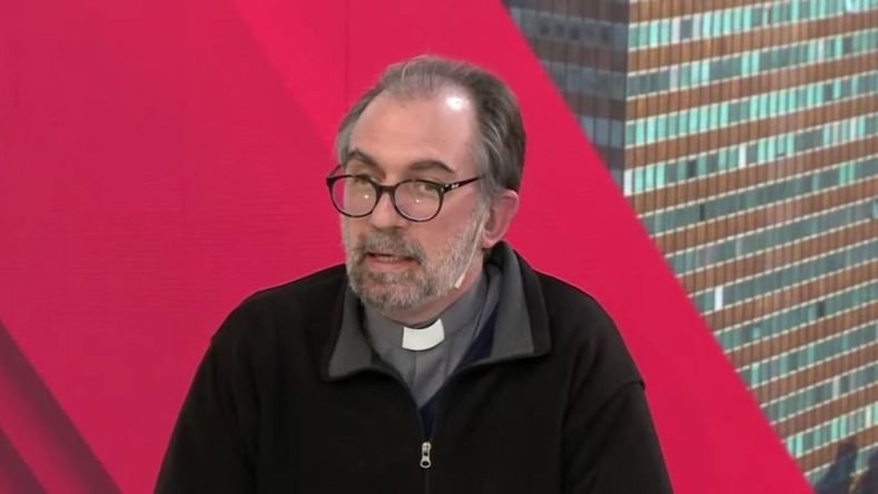 Esta imagen muestra a Monseñor Gustavo Carrara, arzobispo de La Plata y presidente de Cáritas Argentina.