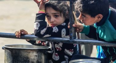 La guerra en Medio Oriente puede arrastrar a 23,4 millones de niños más a la pobreza