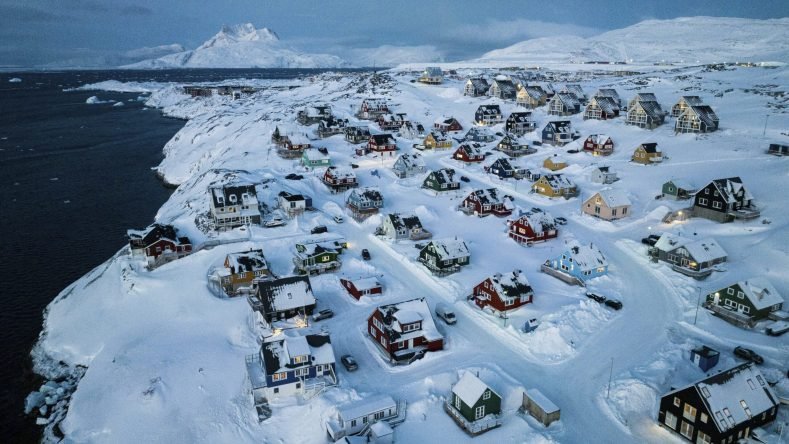 ARCHIVO - Casas cubiertas de nieve se ven en la costa de Nuuk, Groenlandia el viernes 7 de marzo de 2025. (AP Foto/Evgeniy Maloletka, Archivo)
