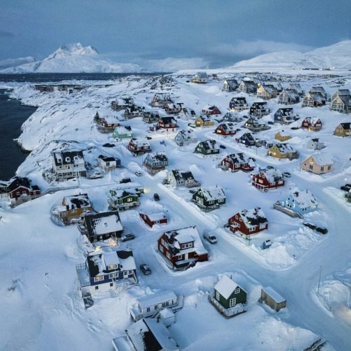 ARCHIVO - Casas cubiertas de nieve se ven en la costa de Nuuk, Groenlandia el viernes 7 de marzo de 2025. (AP Foto/Evgeniy Maloletka, Archivo)