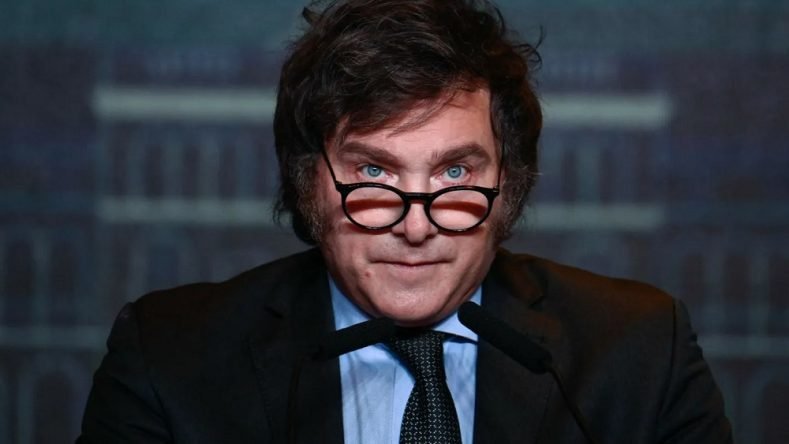 Javier-Milei con imagen de reforma laboral