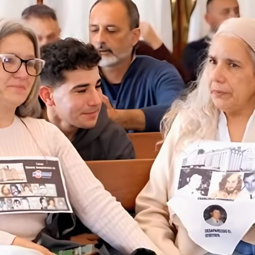 Familiares de trabajadores desaparecidos de la empresa Molinos Río de La Plata en su planta de Avellaneda