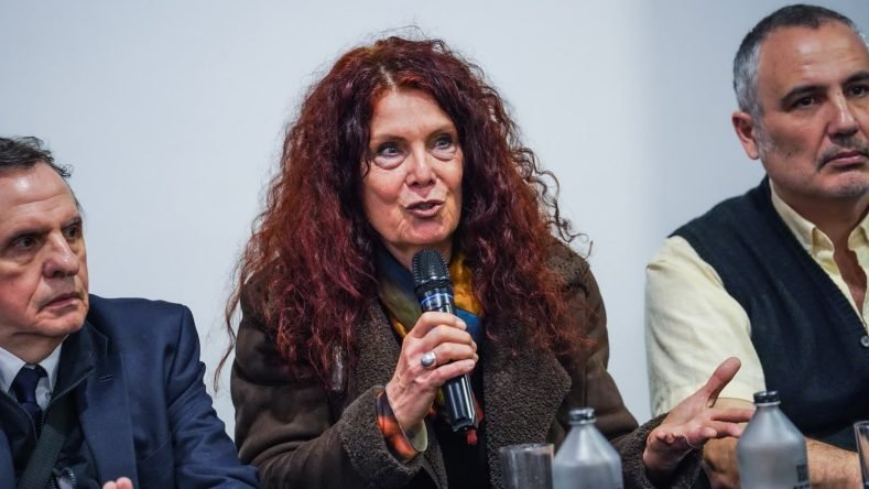 La imagen muestra a la reconocida actriz y artista argentina Katja Alemann participando en un evento público.