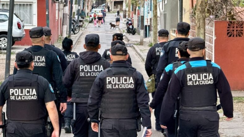 La imagen muestra un despliegue de la Policía de la Ciudad de Buenos Aires durante el operativo conocido como “Tormenta Negra” (también denominado como su segunda edición en septiembre de 2026).
