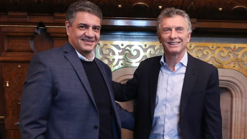 La imagen muestra a los primos y políticos argentinos Jorge Macri y Mauricio Macri.