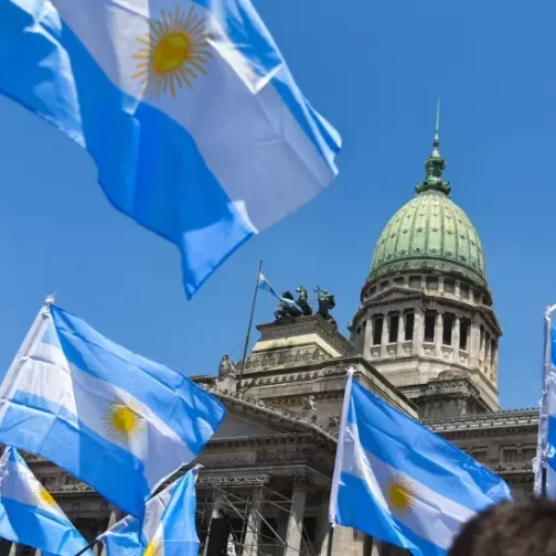La democracia acorralada: libertad bajo amenaza, alerta social y un mapa político al límite