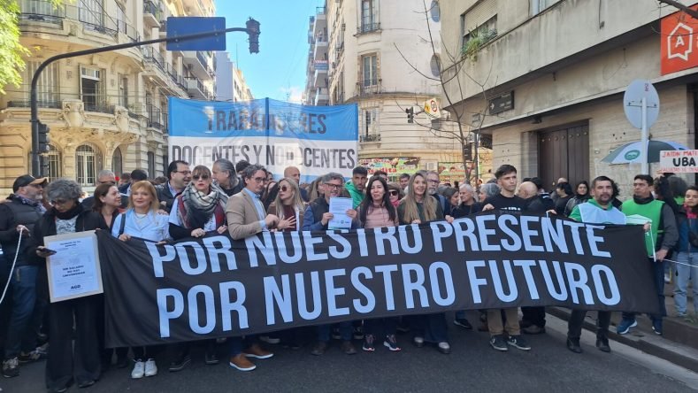 La imagen muestra una movilización de la comunidad de la Universidad de Buenos Aires (UBA) integrada por docentes, nodocentes y estudiantes en defensa de la universidad pública.