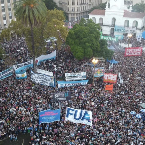La participación social toma protagonismo, la política se enreda