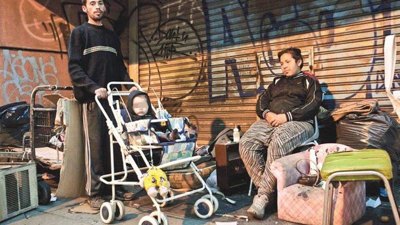 Esta imagen muestra a personas en situación de calle en la Ciudad de Buenos Aires.
