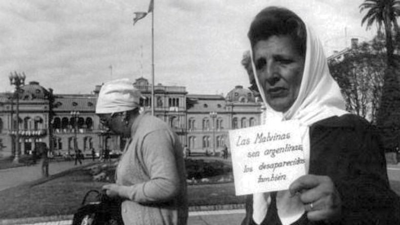 Esta imagen muestra a Delia Giovanola, una de las fundadoras de Abuelas de Plaza de Mayo, sosteniendo un cartel durante una ronda en abril de 1982.