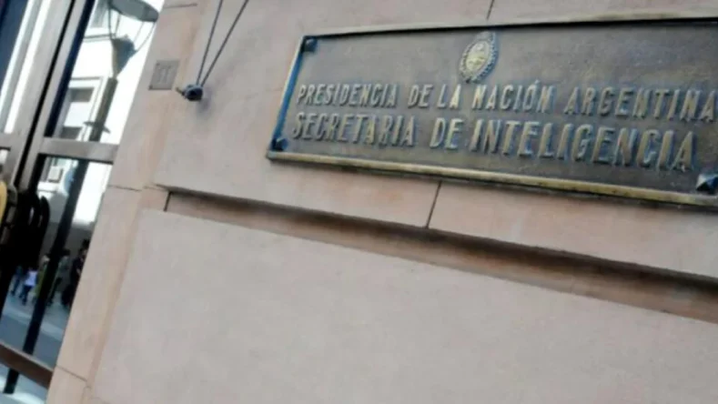 La imagen muestra el frente de la ex Secretaría de Inteligencia (SIDE) de la República Argentina, un organismo que ha sido reestructurado bajo la denominación de Secretaría de Inteligencia de Estado. [1] (https://www.agenciapacourondo.com.ar/sociedad/que-dice-la-ley-de-inteligencia), [2] (https://www.elobservador.com.uy/argentina/politica/que-incluye-la-reforma-la-side-actividades-encubiertas-y-potestades-los-agentes-seguridad-interna-n6029847)