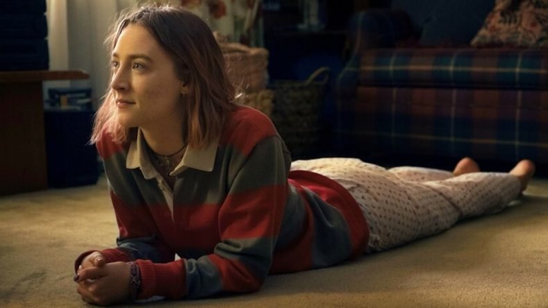 La imagen muestra a la actriz Saoirse Ronan interpretando a Christine "Lady Bird" McPherson en la película dramática y de comedia de la productora A24 titulada Lady Bird (2017).