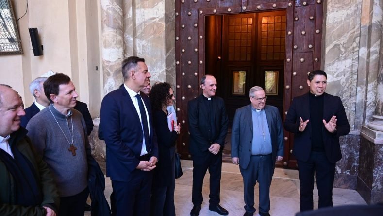 Esta imagen muestra a una comitiva de la Santa Sede y autoridades locales durante una visita de inspección y coordinación logística en la previa de la llegada del papa León XIV a la Argentina, prevista para noviembre de 2026. [1] (https://www.noticiero9.com.ar/31334-avanza-la-organizacion-de-la-visita-del-papa-leon-xiv), [2] (https://informedigital.com.ar/leon-xiv-avanzo-con-su-visita-y-definieron-agenda-en-buenos-aires-y-cordoba/)