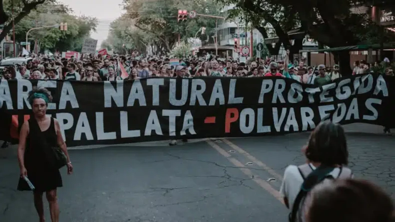 Esta imagen muestra una manifestación en Mendoza, Argentina, en contra de la megaminería y para proteger recursos hídricos como el área natural Uspallata-Polvaredas.
