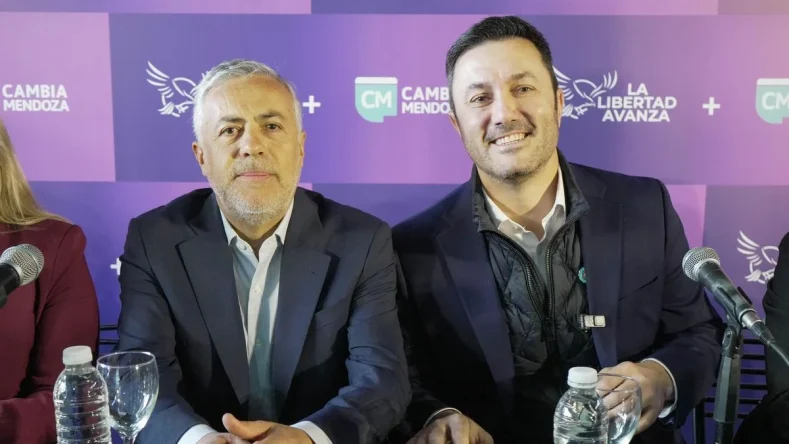 La imagen muestra al gobernador de Mendoza, Alfredo Cornejo, y al dirigente Luis Petri durante la presentación de la coalición entre Cambia Mendoza y La Libertad Avanza.