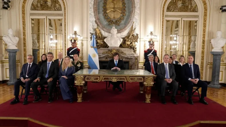 Esta imagen muestra al presidente Javier Milei junto a su gabinete de ministros en el Salón Blanco de la Casa Rosada durante la grabación de su mensaje en cadena nacional sobre la causa de las Islas Malvinas. [1] (https://x.com/i/status/2095671498216263806), [2] (https://www.damenoticias.com/nota/652690-el-gobierno-de-milei-llevara-al-congreso-proyectos-para-fortalecer-la-soberania-sobre-las-malvinas)