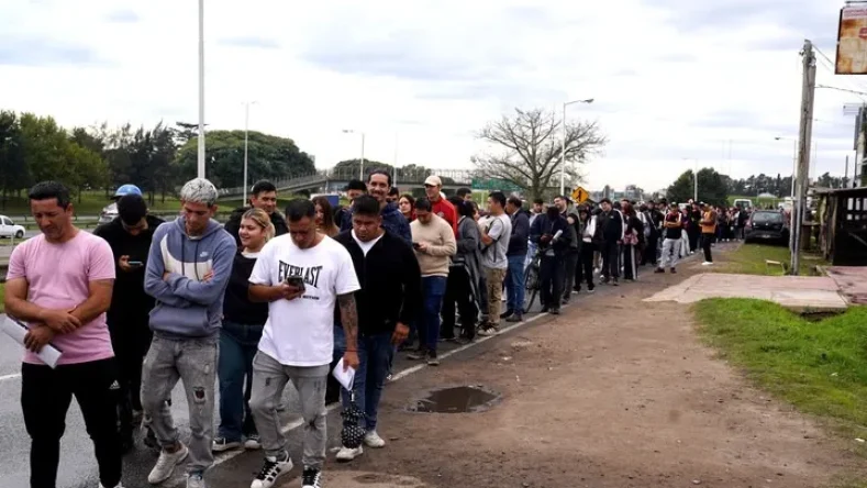 La imagen muestra una larga fila de más de 3,000 personas buscando empleo en un frigorífico en Moreno, provincia de Buenos Aires, en mayo de 2026.
