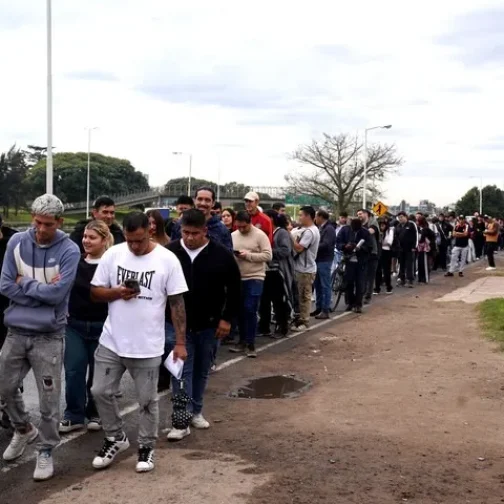 La fila de las doce cuadras: ¿en qué anda el frigorífico de Moreno que fue noticia en mayo?