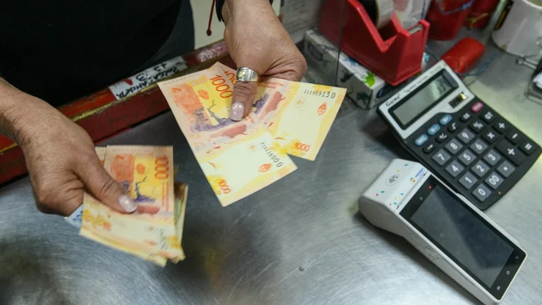 Los billetes mostrados son pesos argentinos, una moneda que ha experimentado altos niveles de inflación en años recientes.