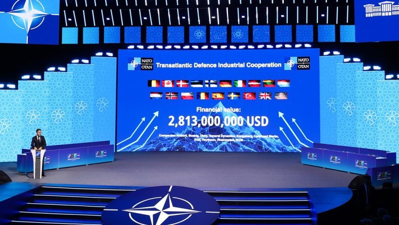 La imagen muestra el Foro de Industria de Defensa de la OTAN celebrado en Ankara, Turquía, durante la cumbre de julio de 2026.