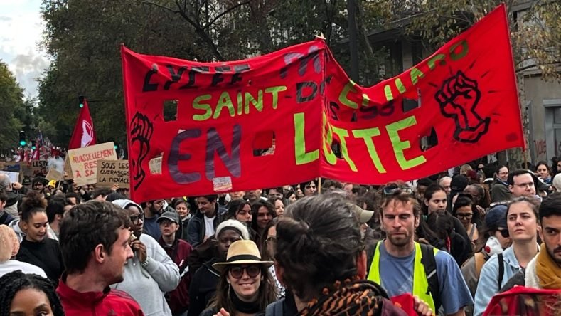 La imagen muestra una manifestación de estudiantes y jóvenes en Francia, parte de las protestas sociales en el país por la crisis económica, el alto costo de la vida y el deterioro de la educación pública.