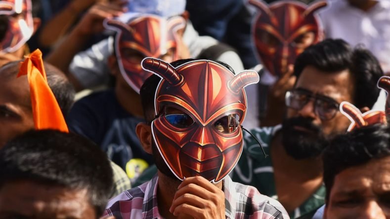 La imagen muestra a un participante con una máscara de cucaracha durante una manifestación del Partido Janata de la Cucaracha (CJP, por sus siglas en inglés) en la India.