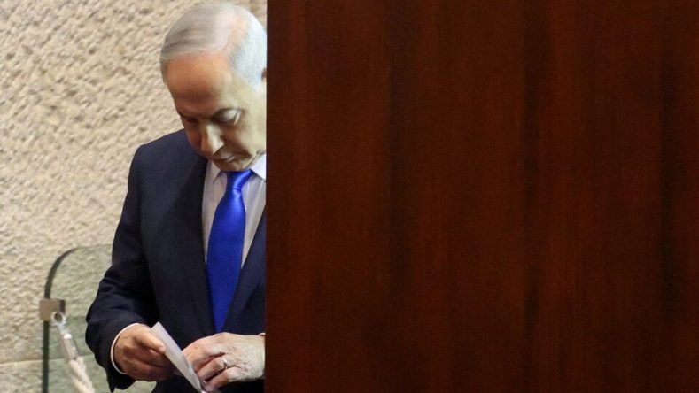 La imagen muestra al primer ministro de Israel, Benjamin Netanyahu, mientras asiste a una sesión de votación en la Knéset (el parlamento israelí) en Jerusalén, el 3 de junio de 2026.